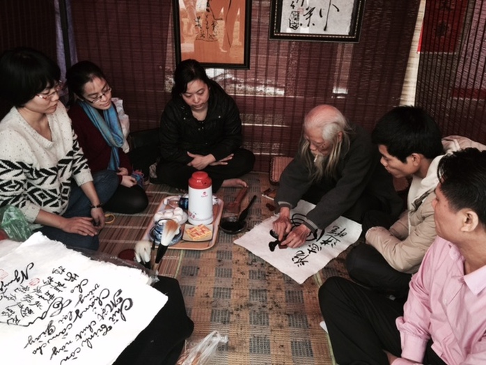 Cây đại thụ trong làng viết thư pháp Việt Nam-TS Cung Khắc Lược đang viết chữ phục vụ người dân Thủ đô Hà Nội. ảnh Yến Anh