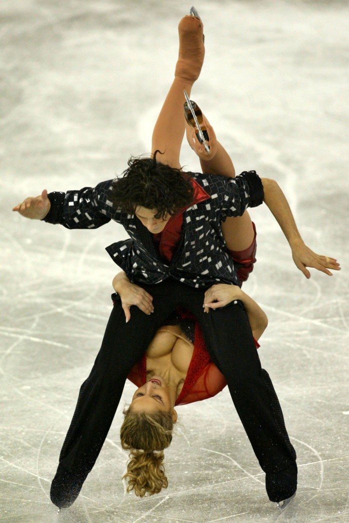 Đôi trượt băng nghệ thuật của Hungary Nora Hoffmann và Attila Elek trong phần biểu diễn