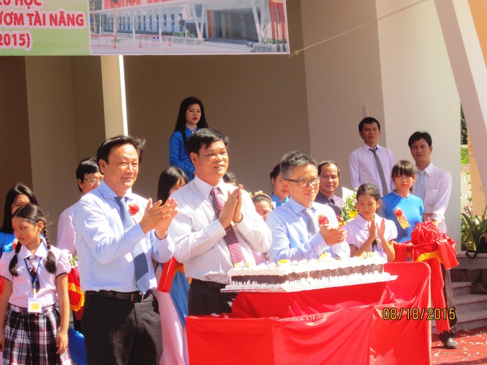 GS Ngô Bảo Châu (hàng đầu bên phải) cắt bánh kem ra mắt Vườn ươm tài năng tại Phú Yên
