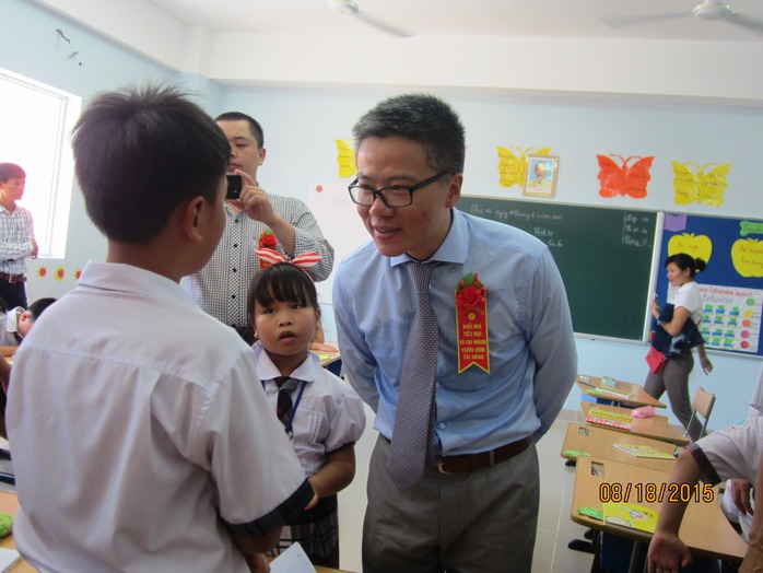 GS Ngô Bảo Châu trò chuyện cùng học sinh Trường Phổ thông Duy Tân (Phú Yên)
