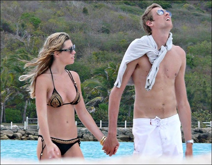 Peter Crouch và vợ trong một lần đi nghỉ mát