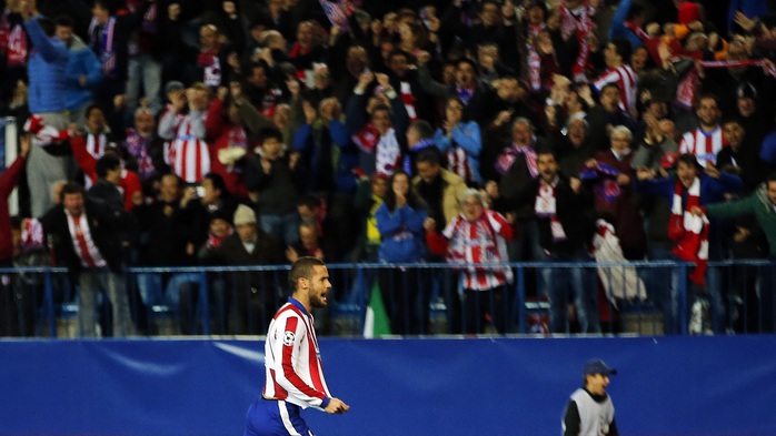 Mario Suarez trở thành người hùng của Atletico Madrid