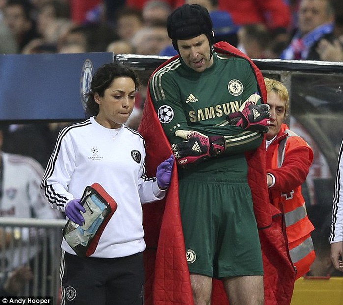 Bác sĩ Eva Carneiro chăm sóc thủ môn Cech và Demba Ba (ảnh dưới)