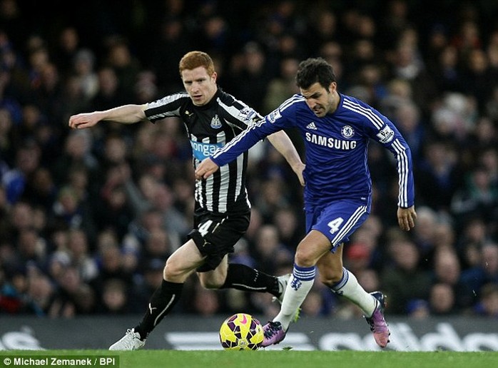 Fabregas trong trận thắng Newcastle ở vòng 21 Giải Ngoại hạng hồi cuối tuần qua