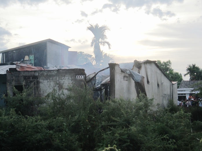 Nhà kho tan hoang sau vụ nổ