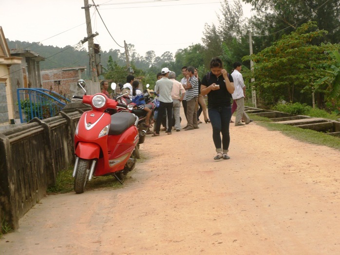 Rất đông người thân đã đến để động viên các gia đình nạn nhân Nguyễn Văn Chiến