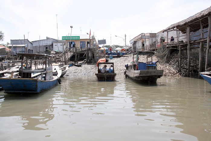 Ngoài thưởng thức hải sản, bạn có thể ngắm cảnh biển Vũng Tàu bằng ghe máy Ngoài thưởng thức hải sản, bạn có thể ngắm cảnh biển Vũng Tàu bằng ghe máy
