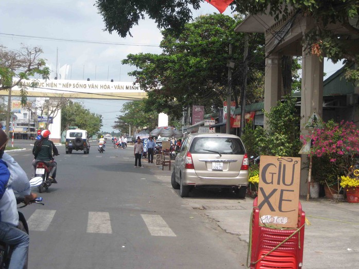 Hàng loạt nhà dân đối diện Công an TP Cần Thơ cũng tranh thủ giữ xe gắn máy với giá 10.000đ mỗi chiếc