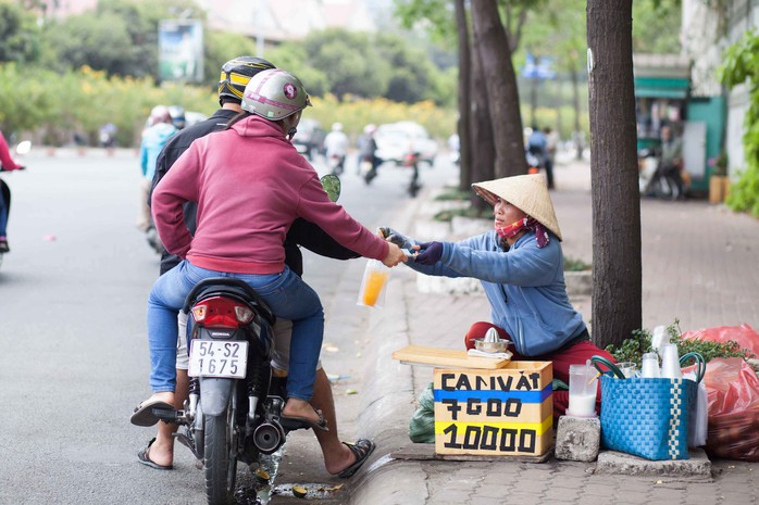 Lề đường cũng bị chiếm dụng để tranh thủ kiếm thêm mùa nắng nóng