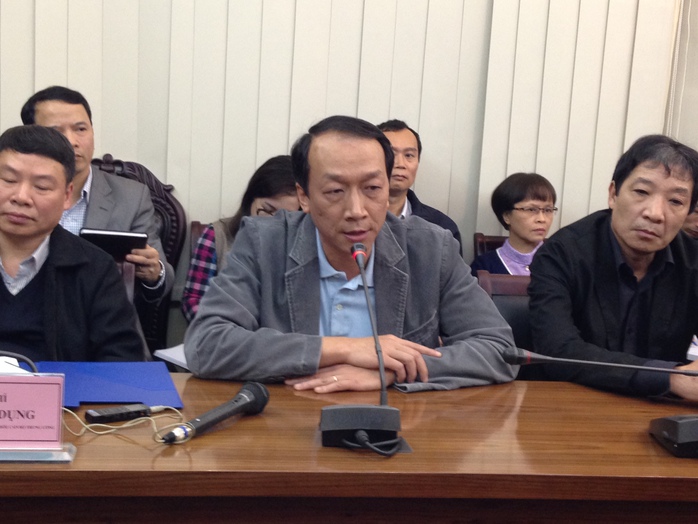 GS Bạch Quốc Khánh (giữa) cho biết ông Nguyễn Bá Thanh đã được truyền hóa chất 3 đợt