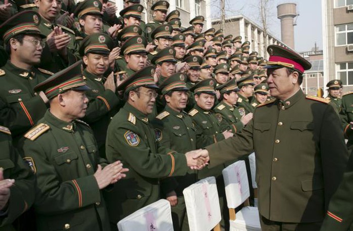 Ông Quách Bá Hùng bắt tay các quan chức quân đội năm 2007. Ảnh: Reuters