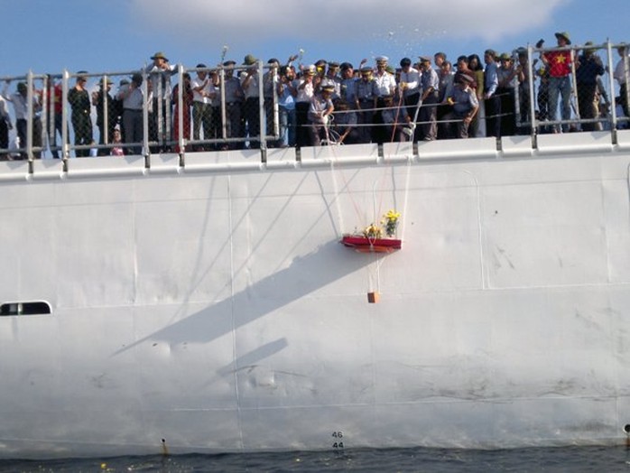 Những vòng hoa được các thành viên của đoàn thả xuống biển Đông trong lễ tưởng niệm các liệt sĩ hy sinh vì sự nghiệp bảo vệ chủ quyền biển đảo