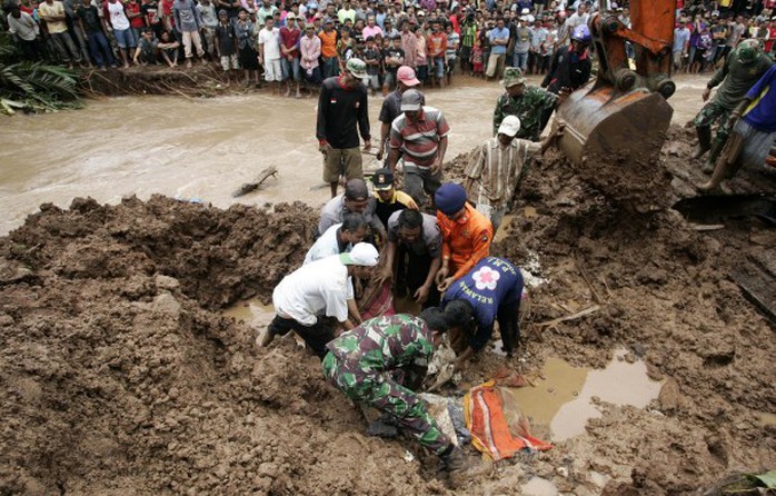 Các vụ sạt lở thường xảy ra tại Indonesia vào mùa mưa. Ảnh: EPA