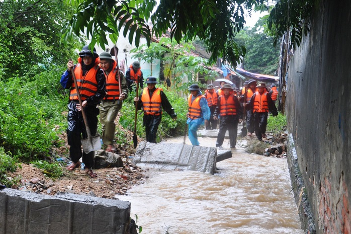 Lực lượng cứu hộ giúp người dân TP Hạ Long, Quảng Ninh dọn dẹp sau mưa lũ             Ảnh: TRỌNG ĐỨC