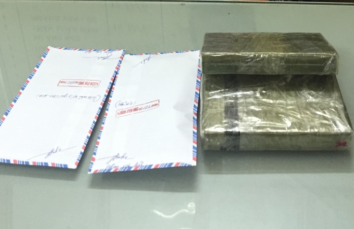 2 bánh heroin cùng các tang vật liên quan