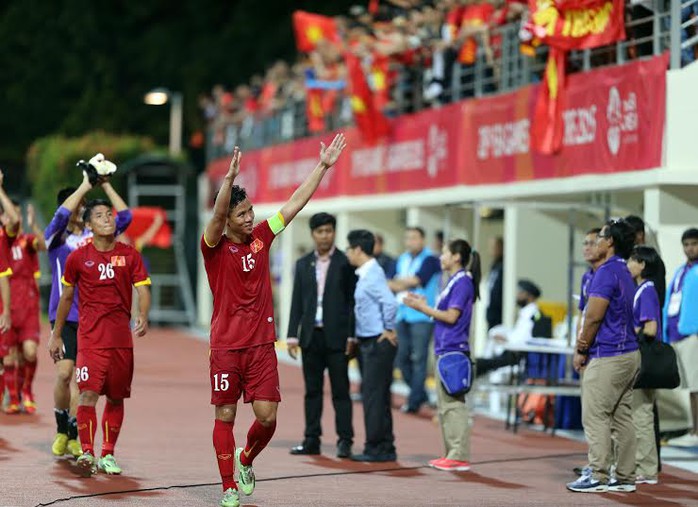 Đội trưởng Quế Ngọc Hải chia vui cùng CĐV sau trận đại thắng Malaysia