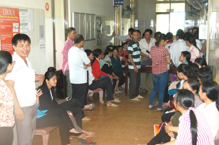 Hàng trăm bệnh nhân nghèo chờ đến lượt thăm khám tại TTYT Cát Tiên