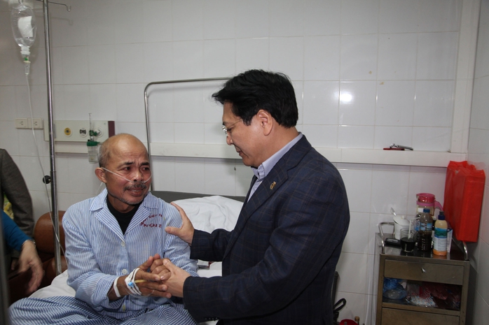 Nghệ sĩ Hán Văn Tình  xúc động muốn khóc khi Thứ trưởng Vương Duy Biên đến thăm