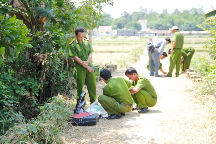 Công an khám nghiệm hiện trường vụ ông Trần Ngọc Dũng bị sát hại