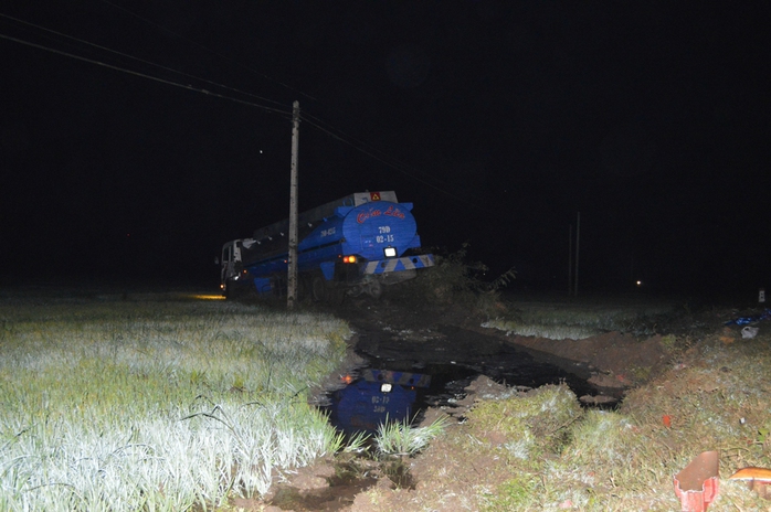 Chiếc xe bồn nằm giữa ruộng sau khi tông chết 3 người