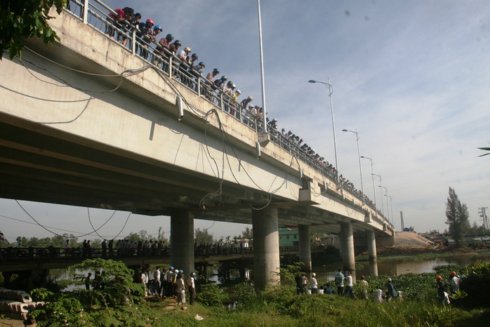 Rất đông người dân tập trung tại khu vực cầu Kỳ Phú 2 để theo dõi sự việc
