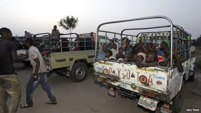 Khoảng 300 phụ nữ và trẻ em được quân đội Nigeria đưa ra khỏi rừng Sambisa. Ảnh: Reuters