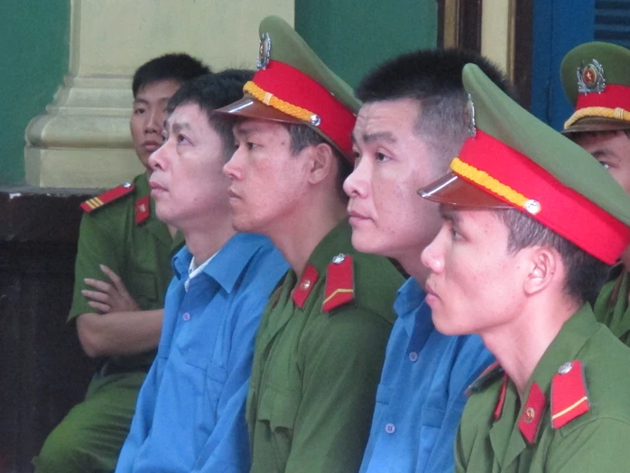 Nguyễn Trọng Ngôn (bìa trái) là người cầm đầu băng nhóm bảo kê
