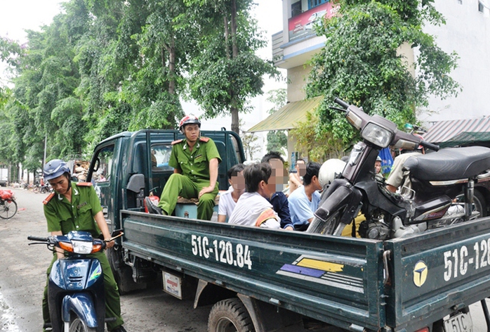 Hàng chục đối tượng nghiện nhập bị gom về phường Tam Bình sáng nay ở chợ Đầu mối