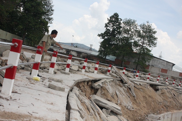 Những ngày qua, nhà thầu phải gia cố hàng trăm mét bờ kênh bị sụt lún