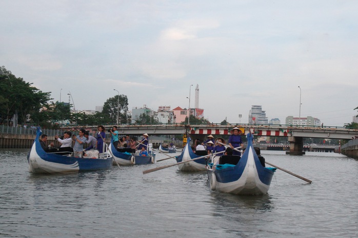 Du khách thưởng ngoạn cảnh sắc trên kênh Nhiêu Lộc - Thị Nghè. Ảnh: HOÀNG TRIỀU