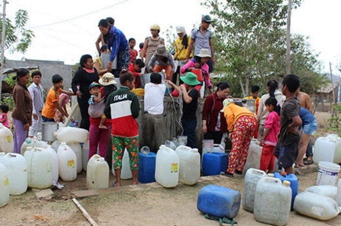 Hằng ngày, người dân xã Phước Trung, huyện Bác Ái, tỉnh Ninh Thuận phải nhận từng can nước cứu trợ của tỉnh để ăn uống