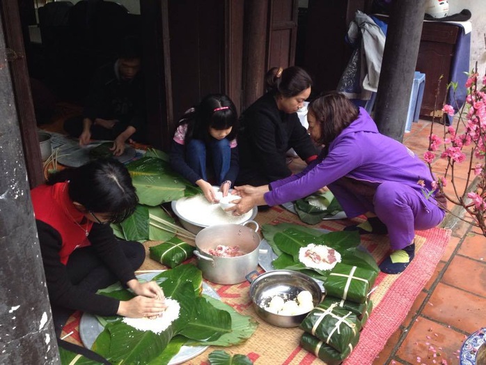 Những gia đình của bạn bè tôi ở Hà Nội quây quần gói bánh chưng bên cành đào hồng.