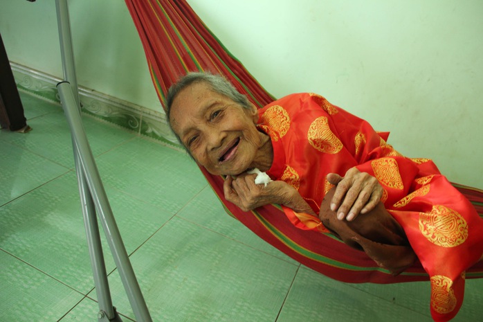 Cụ Nguyễn Thị Trù vẫn khỏe mạnh và tươi cười ở tuổi 122 trong bức ảnh mới chụp ngày 22-4 (ảnh do Vietkings cung cấp)