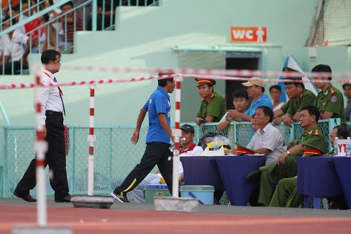 HLV Võ Đình Tân bị đuổi lên khán đài