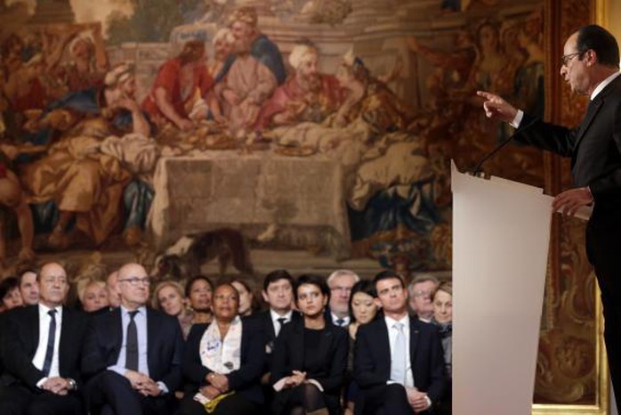 Các thành viên chính phủ Pháp nghe Tổng thống Francois Hollande phát biểu  ở điện Elysee hôm 5-2. Ảnh: Reuters