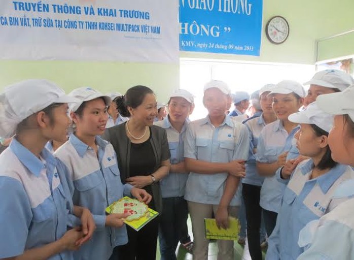 Phó Chủ tịch Tổng LĐLĐVN Nguyễn Thị Thu Hồng nói chuyện với các nữ CNLĐ Cty TNHH Kohsei Multipack Việt Nam.