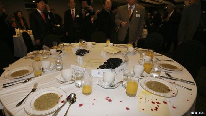Bàn ăn nơi ông Lippert ngồi còn vương máu. Ảnh: Reuters