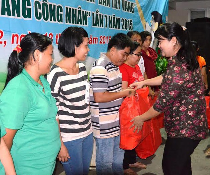Bà Nguyễn Thị Ngọc Hương, Chủ tịch LĐLĐ quận 2, TP HCM trao quà cho

công nhân lao động khó khăn