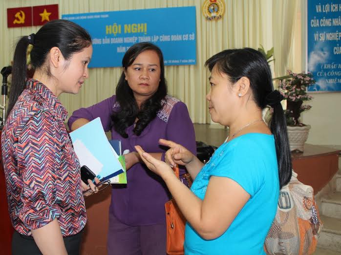 Bà Nguyễn Thu Hương. Chủ tịch LĐLĐ quận Bình Thạnh, TP HCM (bìa trái), trao đổi với các chủ doanh nghiệp