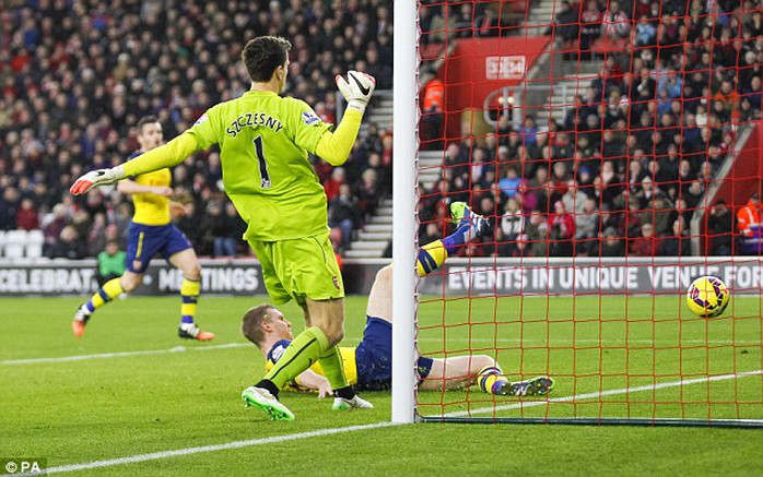 Szczesny phạm sai lầm trong trận thua Southampton