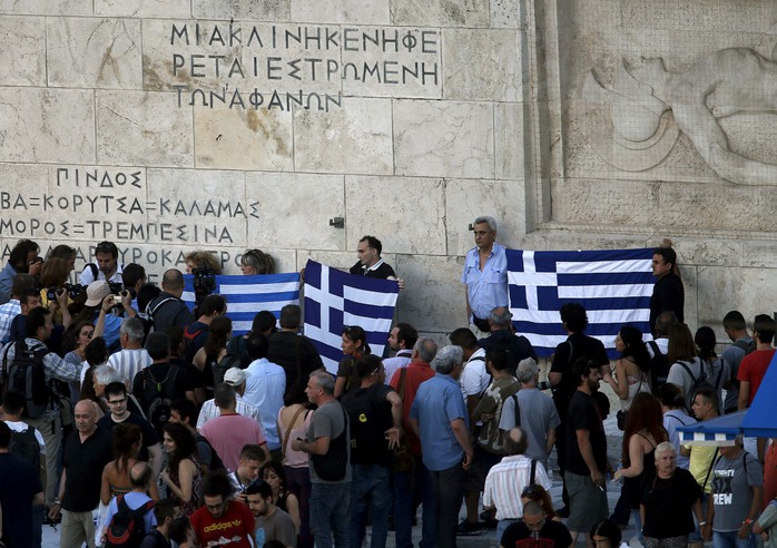 Khoảng 500 người Hy Lạp biểu tình phản đối Liên minh châu Âu trước tòa nhà quốc hội hôm 13-7Ảnh: REUTERS