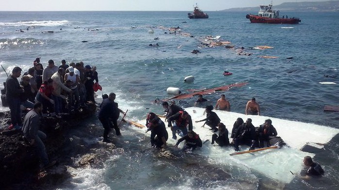 Những người đi trên tàu chìm ngoài khơi đảo Rhodes cố bơi vào bờ hôm 20-4. Ảnh: RTE