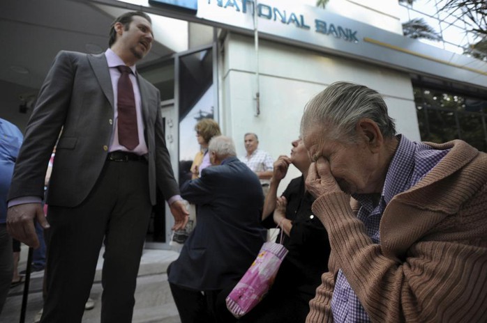 Người lớn tuổi Hy Lạp hết sức lo lắng khi các ngân hàng đóng cửa. Ảnh: Reuters