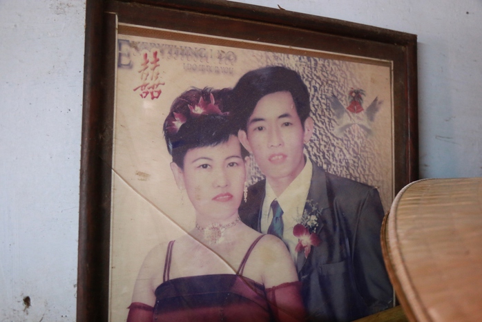 Chị Chi và anh Tuấn lúc vừa kết hôn. Tấm ảnh này đang được treo tại nhà trọ