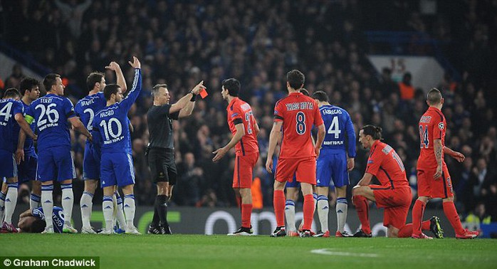 Các cầu thủ Chelsea đã gây áp lực lên trọng tài buộc ông phải rút thẻ đỏ cho Ibrahimovic