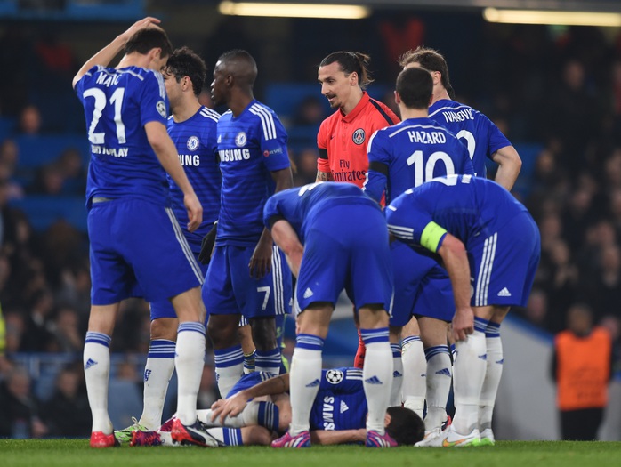 Các cầu thủ Chelsea vây quanh Ibrahimovic và trọng tài gây áp lực