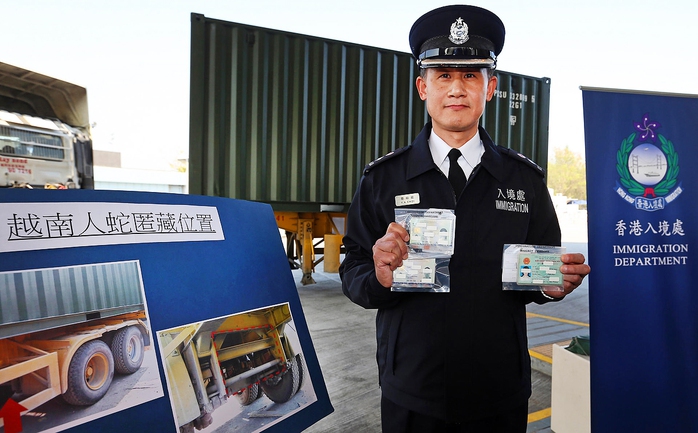 Cảnh sát thu được 9 thẻ căn cứ giả. Ảnh: SCMP