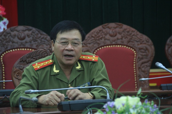 Đại tá Phạm Văn Chẩn công bố thông tin trước báo chí.