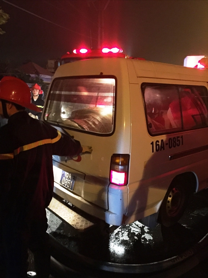 sau khi dạp tắt đám cháy, thi thể nạn nhân được đưa tới bệnh viện phục vụ công tác điều tra