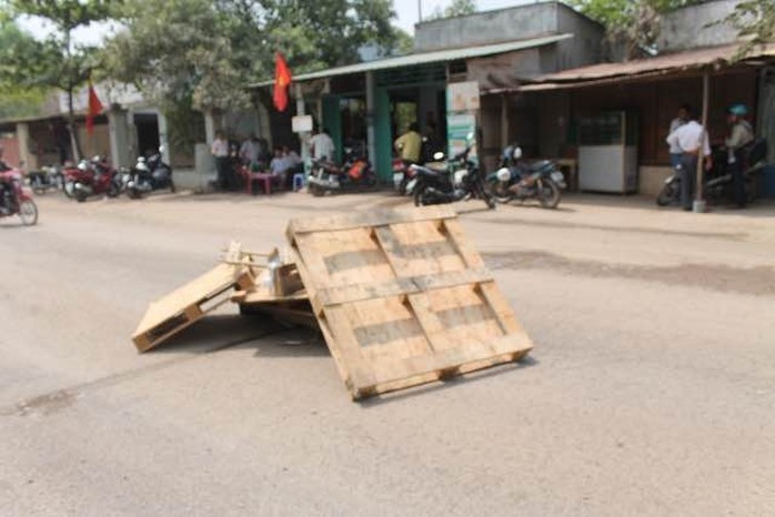 Người dân khu vực ngã tư Tân Cang bức xúc ngăn đoàn xe ben nhưng được chính quyền địa phương khuyên  giải